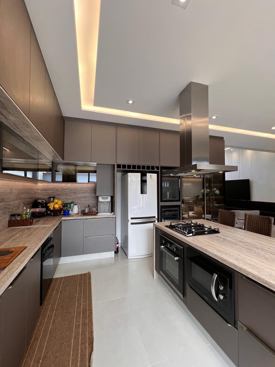 Área gourmet com balcão e bancada