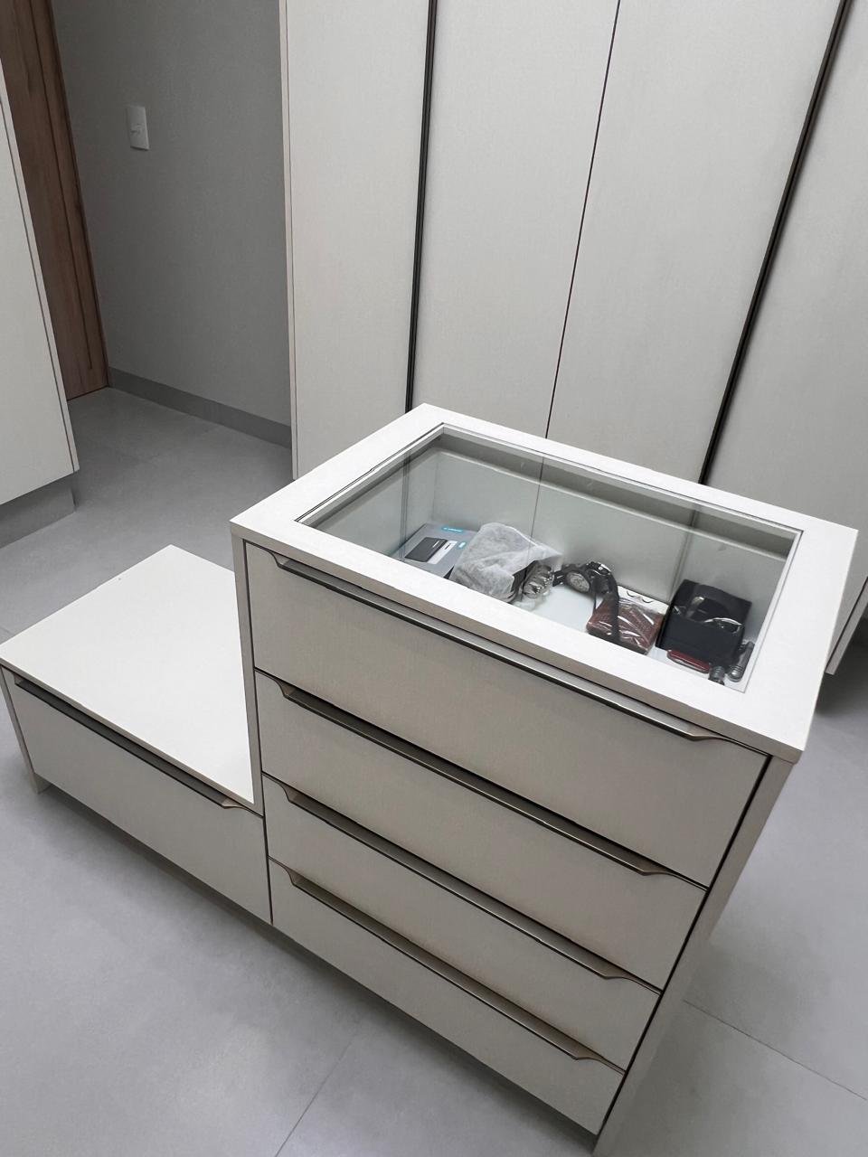 Closet com bancada organizadora