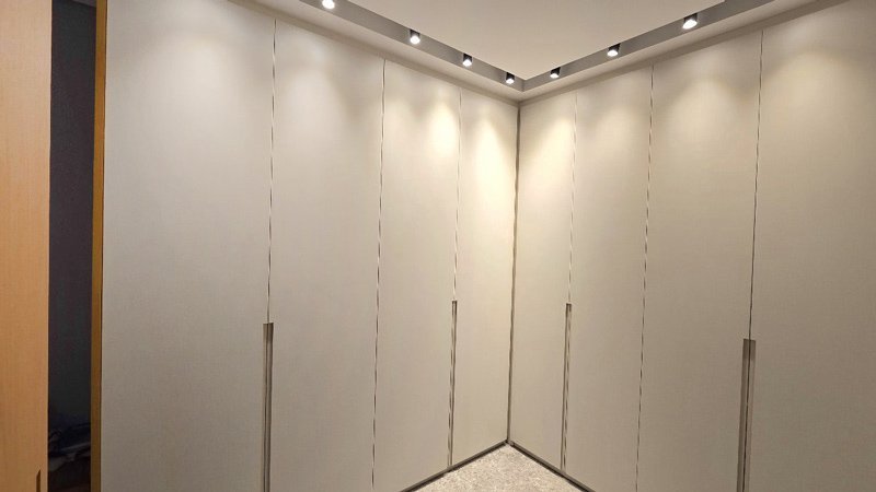Closet planejado com iluminação — DF Decor
