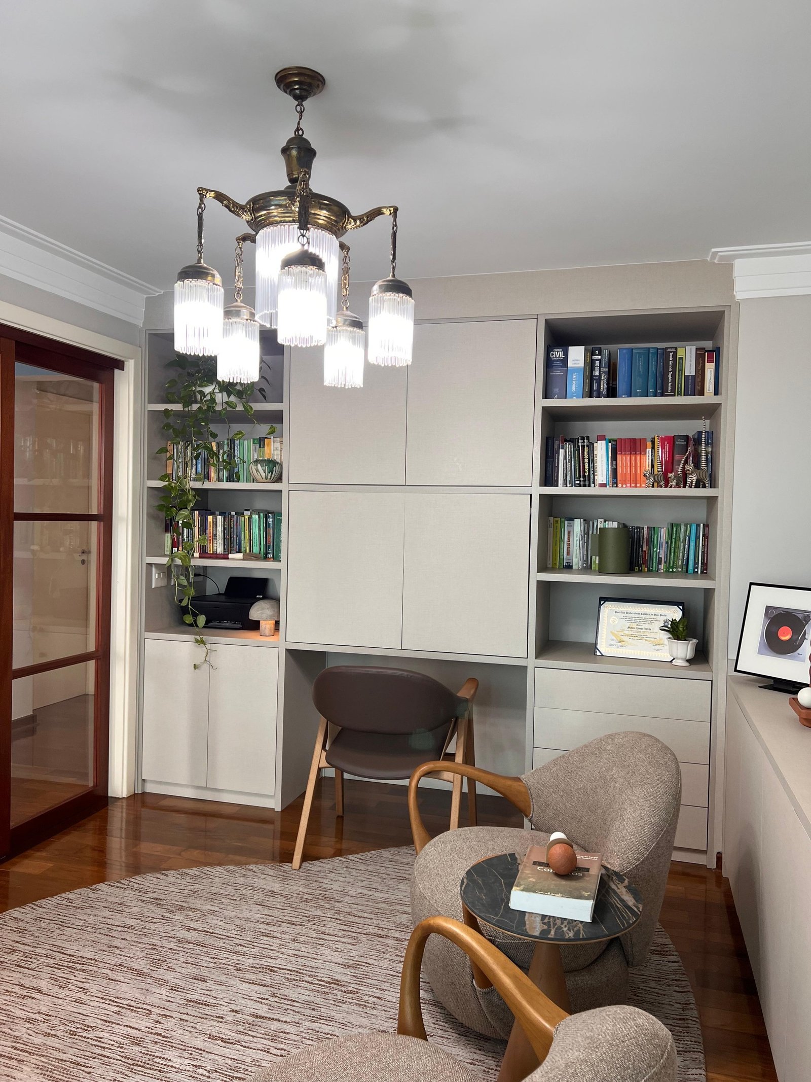Home office planejado com estante