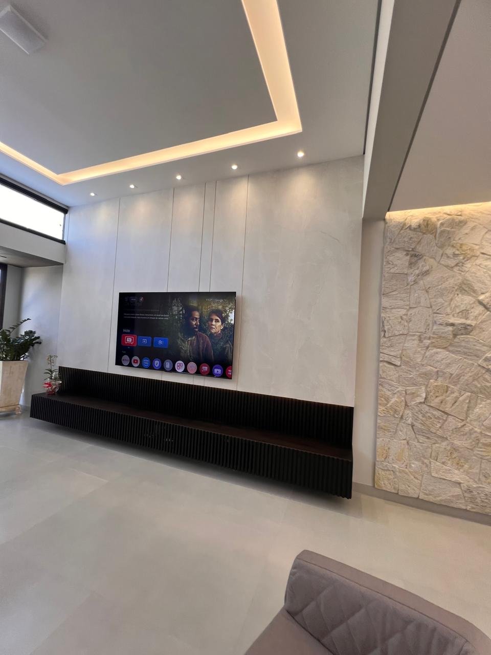 Painel de TV com home theater